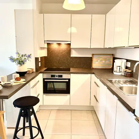 Modern Renovated 1 Bedroom In Apartment