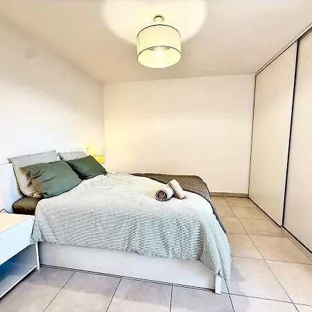 Apartment Modern Renovated 1 Bedroom In