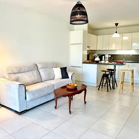 Modern Renovated 1 Bedroom In Apartment *